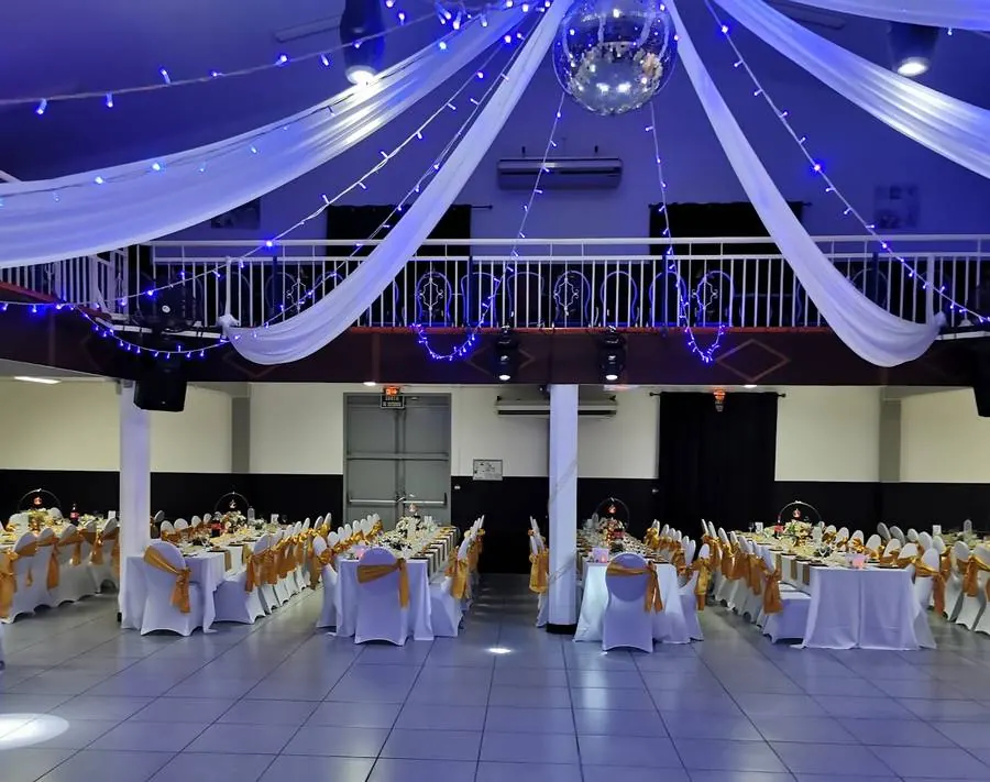 Salle dressée, vue sur la mezzanine et les voilages