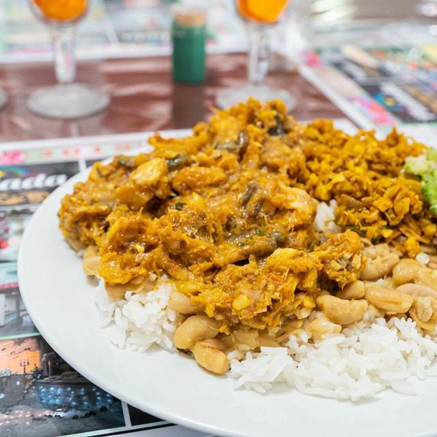 Assiette de carry servie avec riz blanc et grains