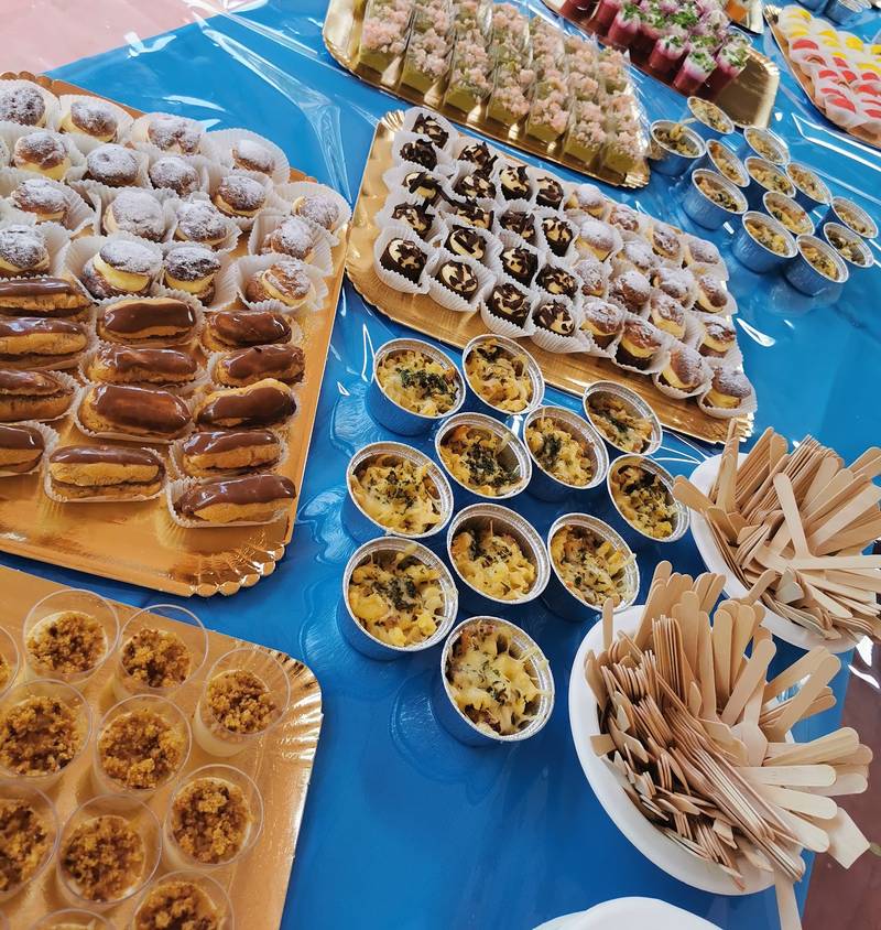 Buffet traiteur en extérieur : éclairs, choux, verrines et cassolettes gratinées sur plateaux dorés